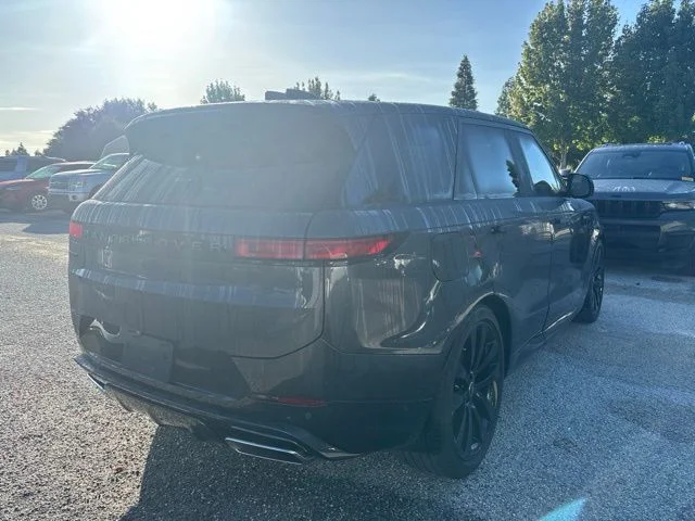 Used 2025 Black Land Rover Dynamic SE image 5