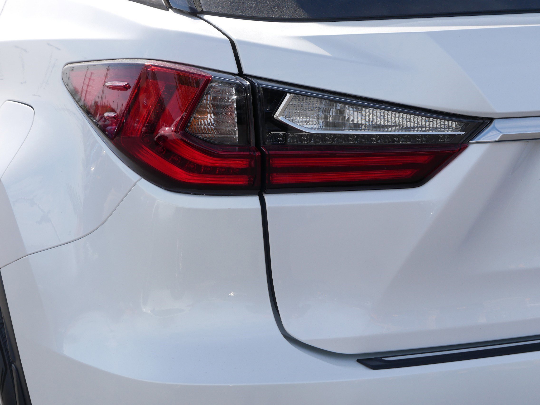 Used 2021 Eminent White Pearl Lexus RX 450h image 17