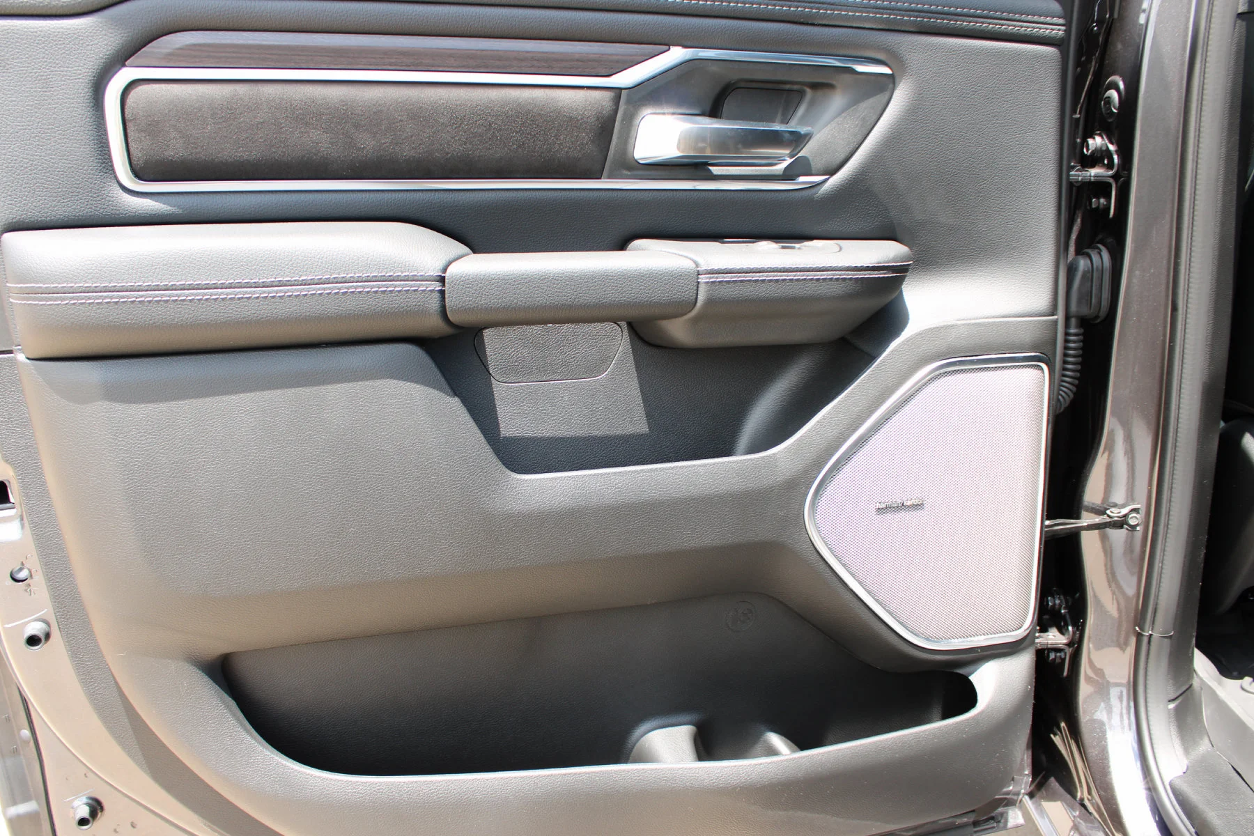 New 2026 Granite Crystal Metallic Clear-Coat Exterior Paint RAM Laramie image 22