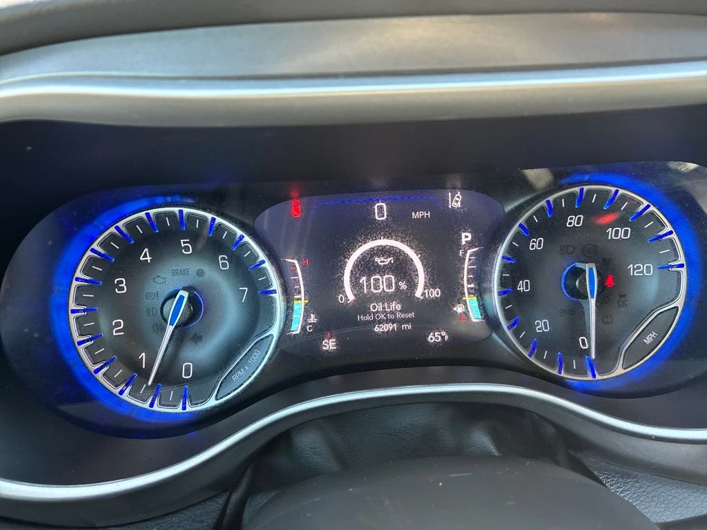 Used 2025 White Chrysler Select image 17