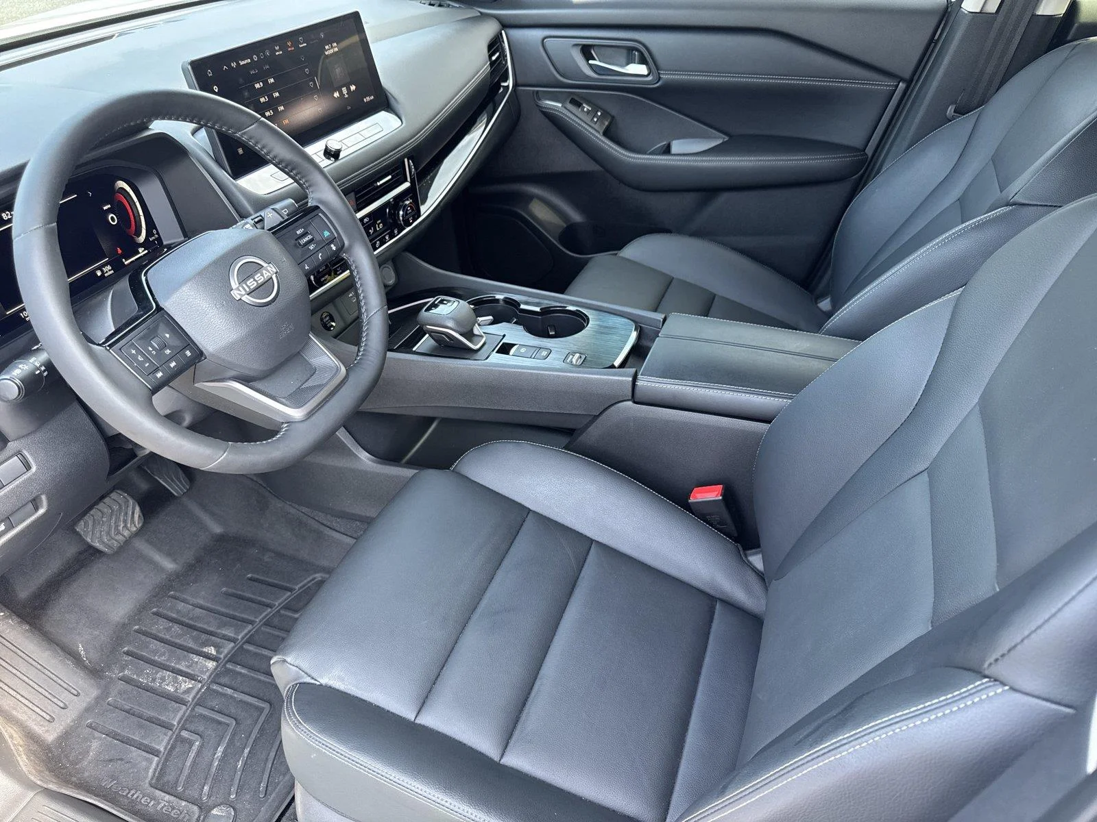 Used 2025 Everest White Pearl Nissan SL image 9