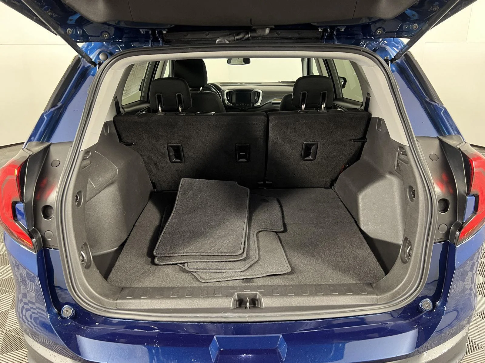 Used 2020 BLUE EMERALD METALLIC GMC SLE image 24