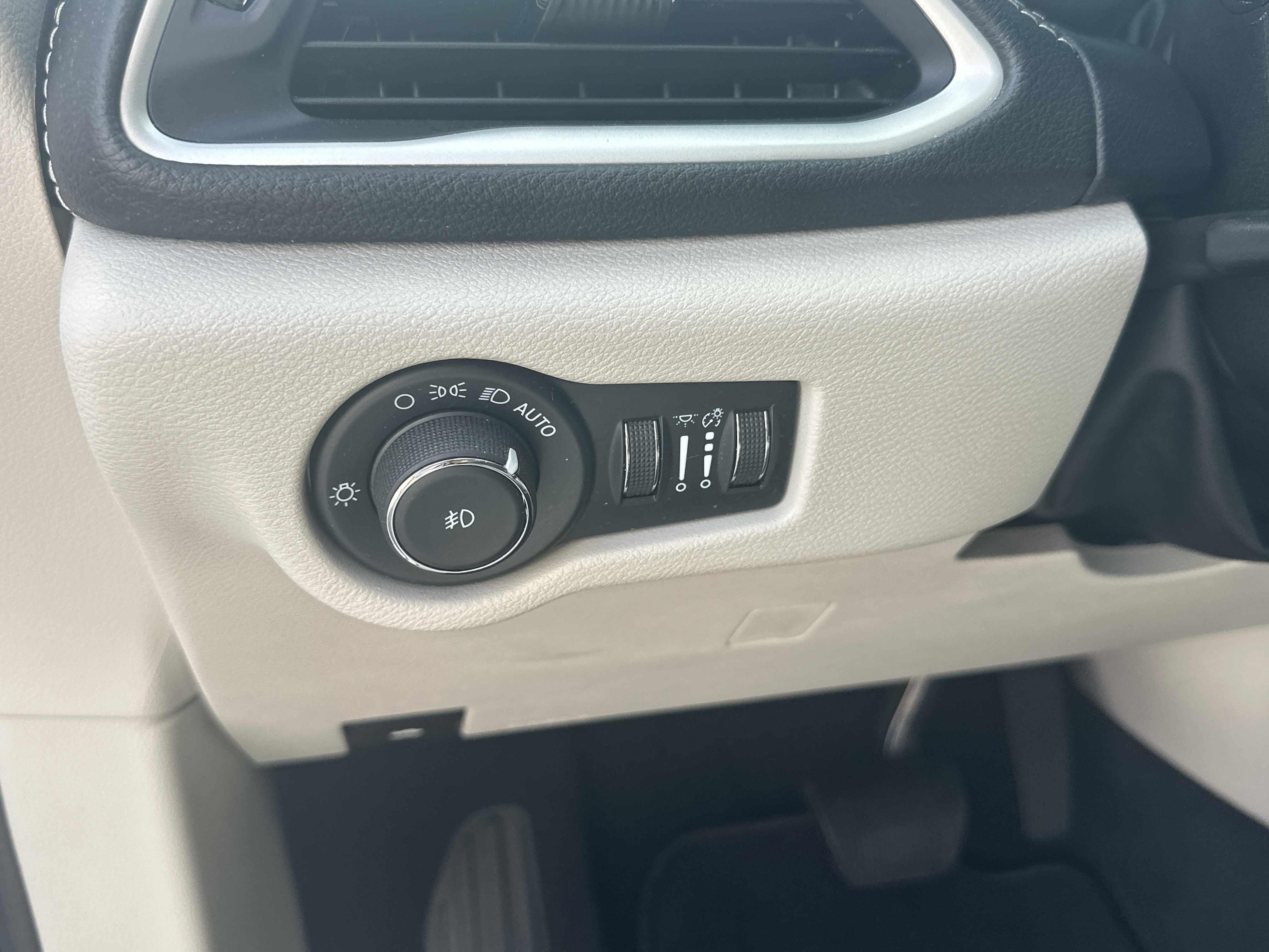 Used 2022 Bright White Clearcoat Chrysler Touring L image 30