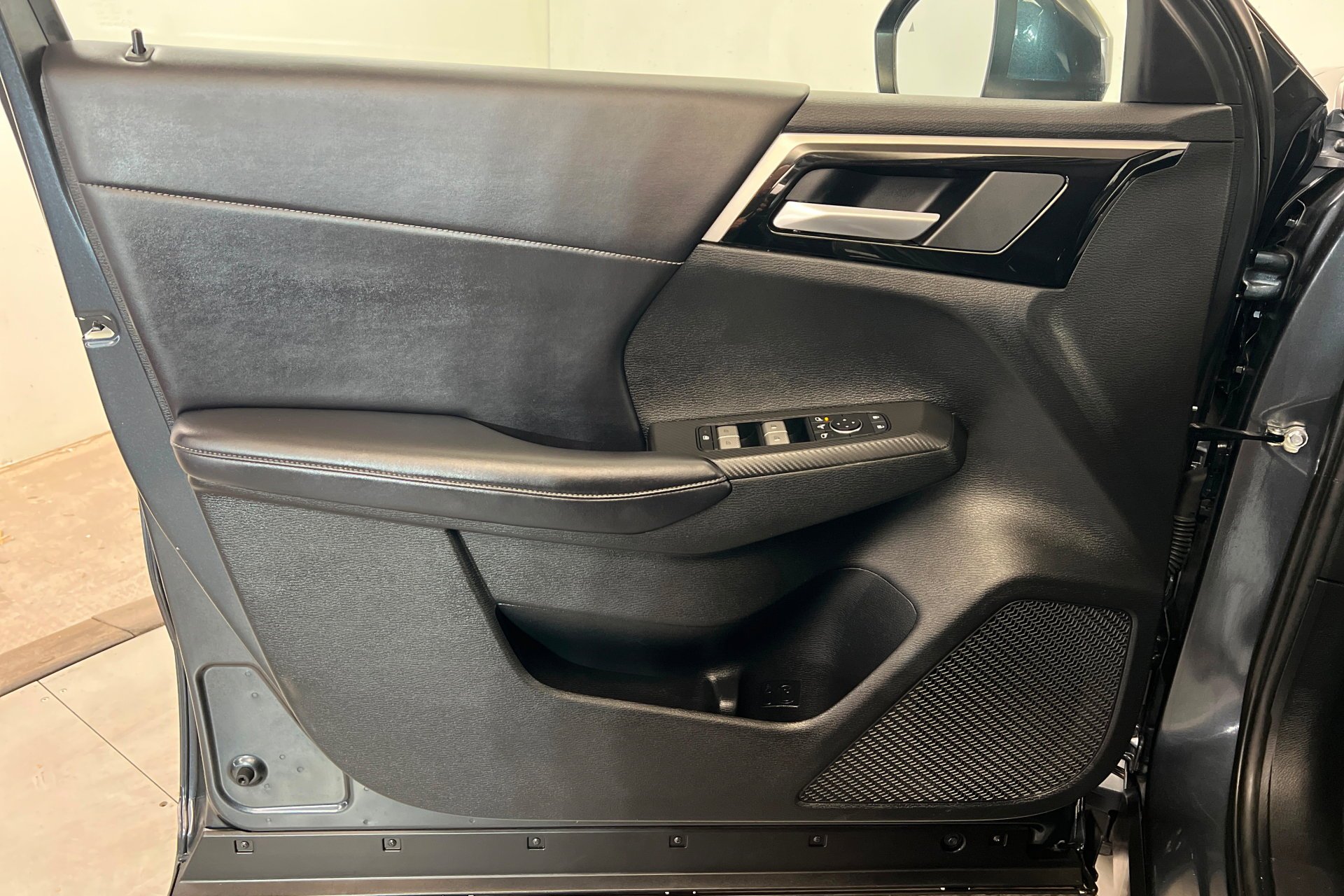 Used 2024 Silver Mitsubishi SE image 15