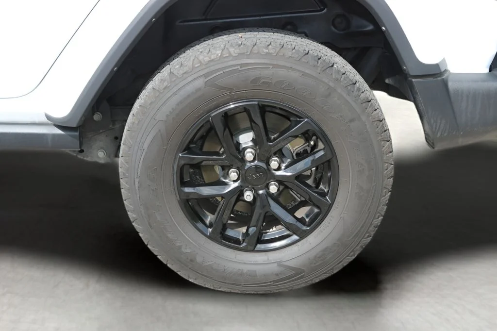 Used 2023 White Jeep Sport S image 9