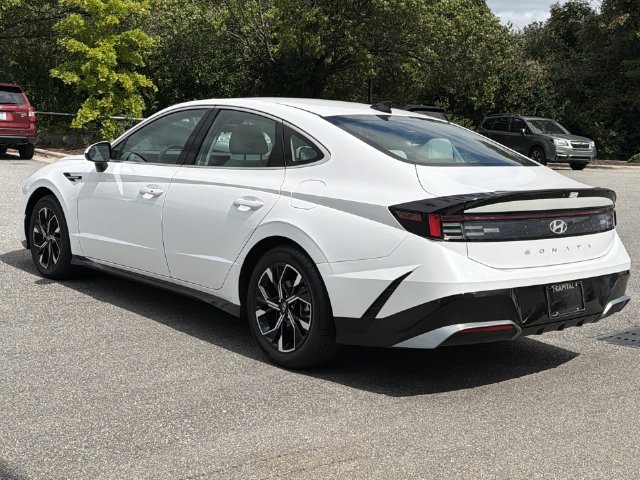 Used 2025 White Hyundai SEL image 11