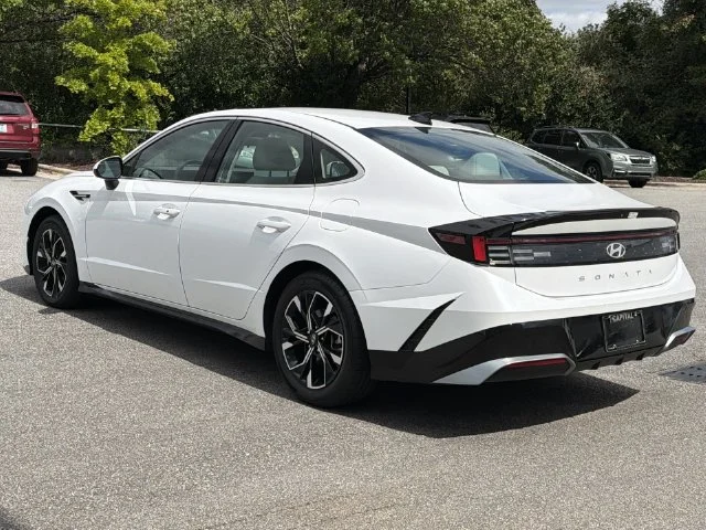 Used 2025 White Hyundai SEL image 11