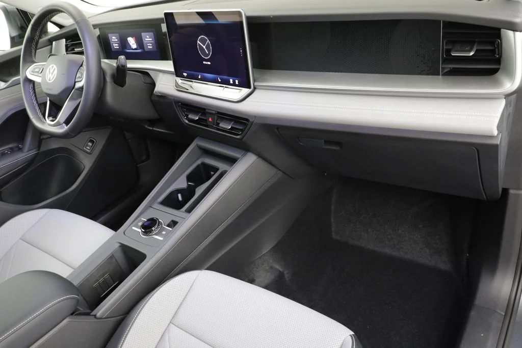 New 2026 Platinum Grey Volkswagen 2.0T SE image 21