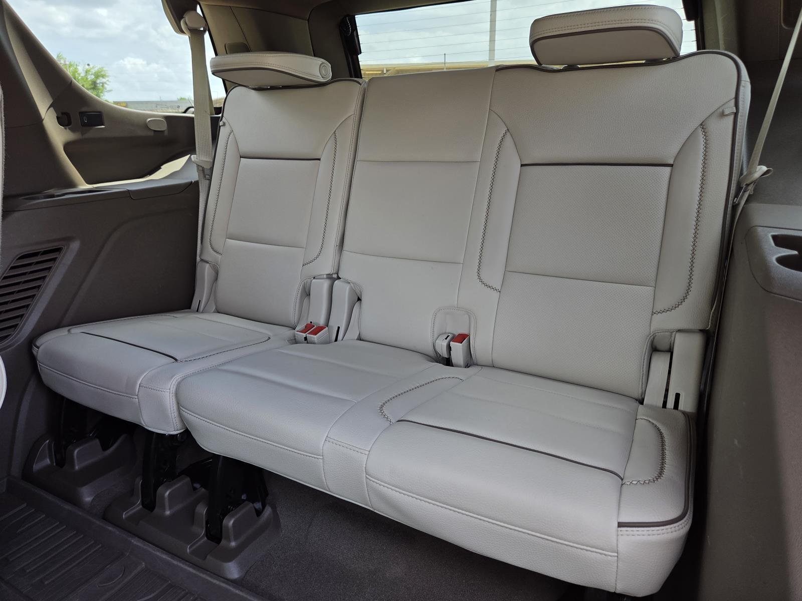 Used 2025 White Frost Tricoat GMC Denali image 39