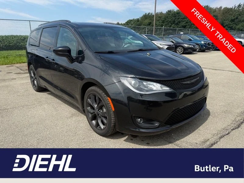 Used 2019 Black Chrysler Touring L image 1