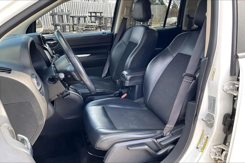 Used 2016 White Jeep Latitude image 22