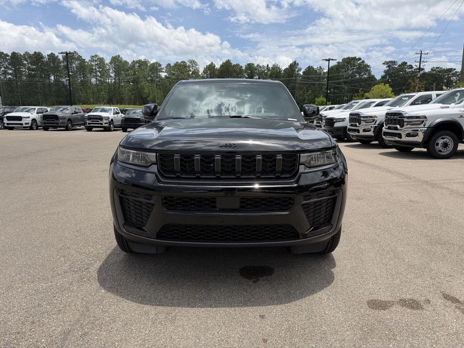 New 2026 Diamond Black Crystal Pearl-Coat Exterior Paint Jeep Laredo Altitude image 2