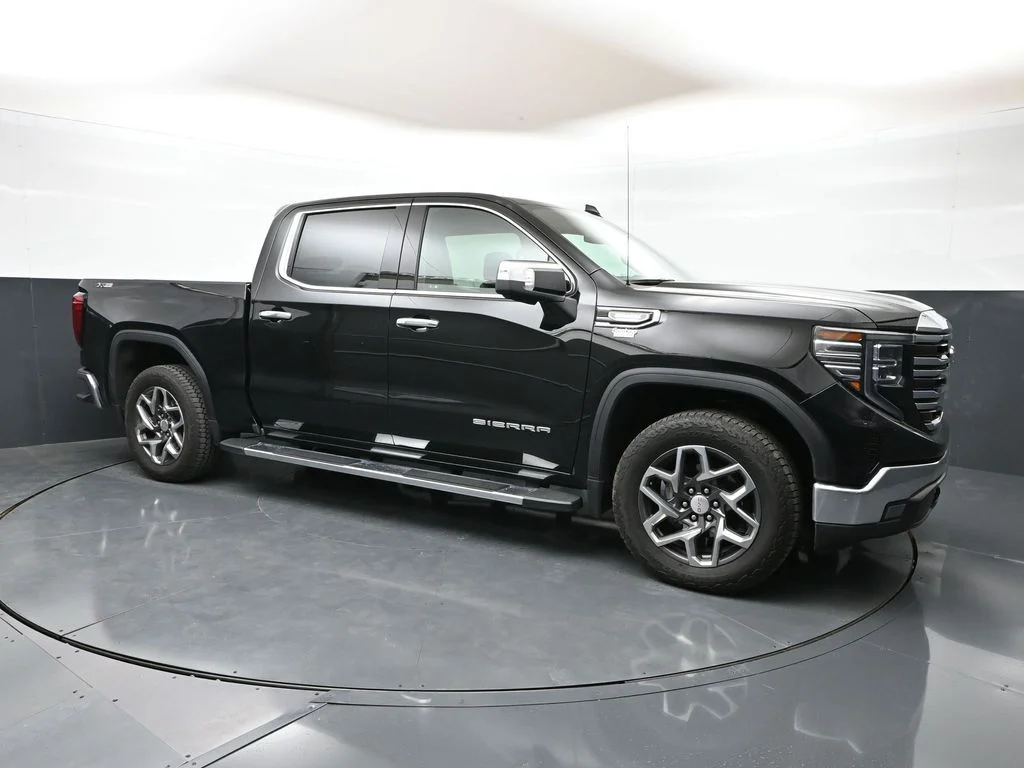 2022 GMC Sierra 4WD Crew Cab Short Box SLT's photo