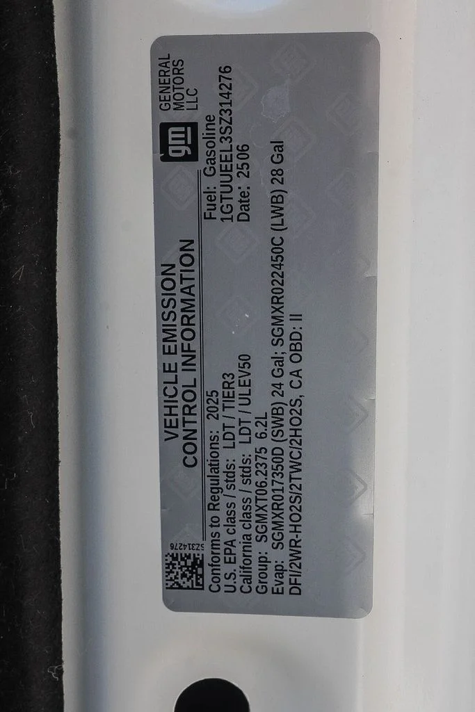 Used 2025 White GMC AT4 image 28