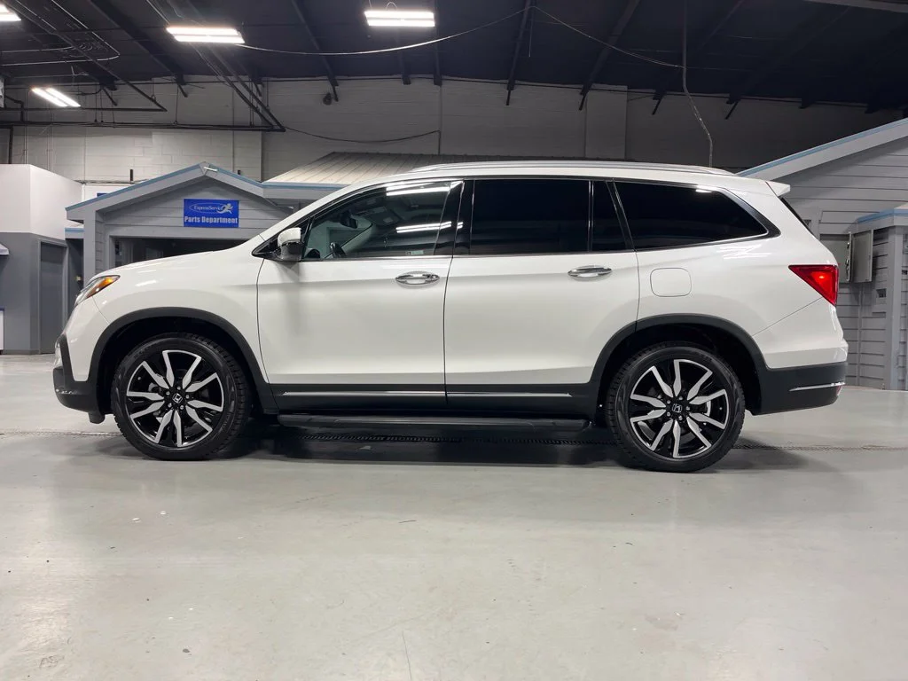 Certified Used 2020 Platinum White Pearl Honda Touring image 4