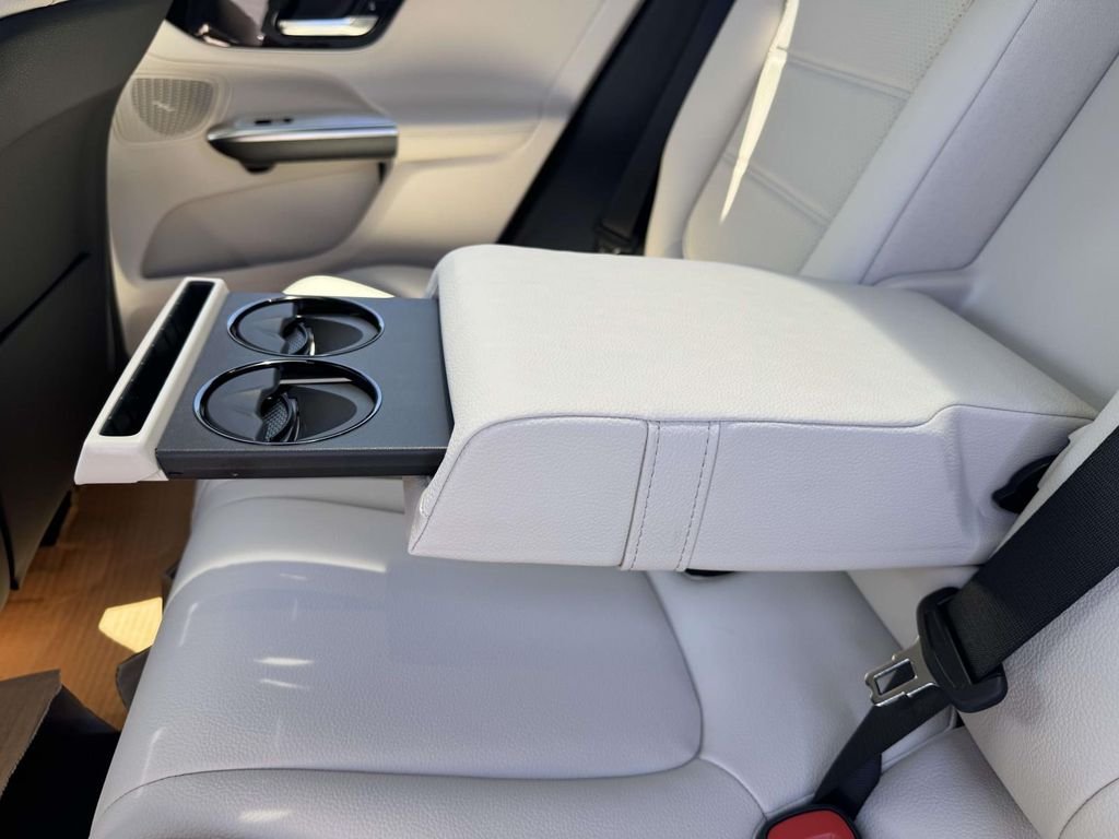 New 2026 Polar White Mercedes-Benz GLC 300 image 31