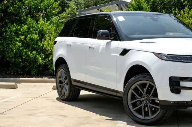 New 2026 Fuji White Land Rover SE image 7