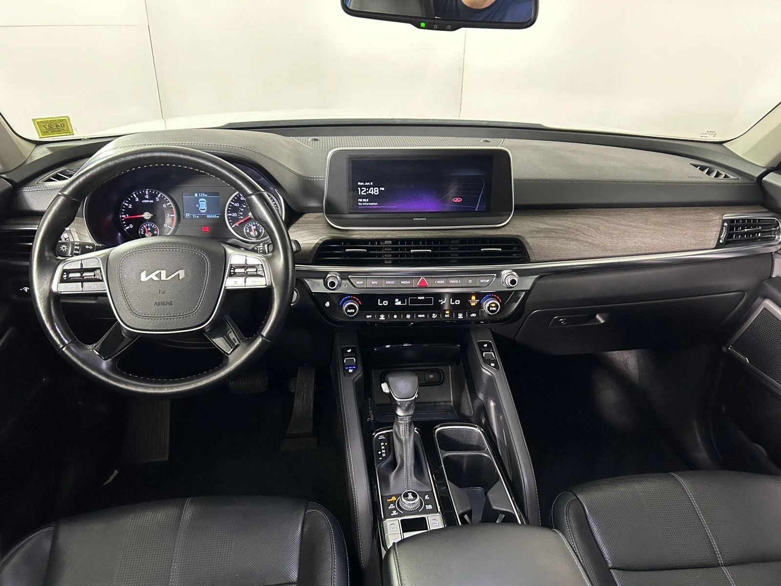 Used 2022 White Pearl Kia EX image 31