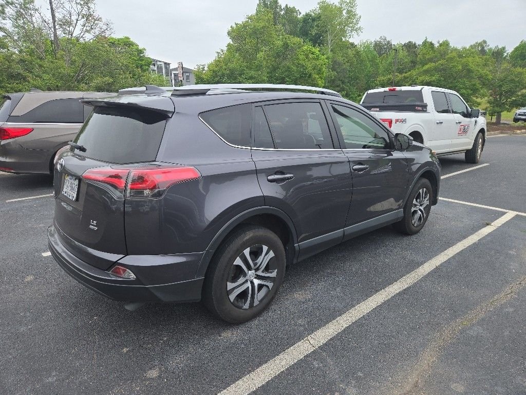 Used 2017  Toyota LE image 3