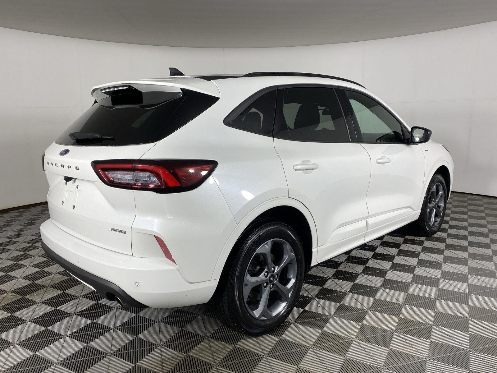Used 2023 Star White Metallic Tri-Coat Ford ST-Line image 7
