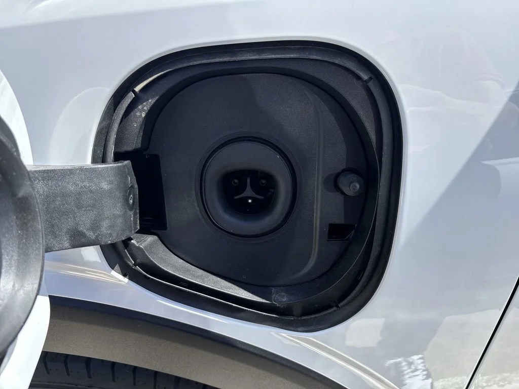 New 2027 Summit White Chevrolet LT image 36