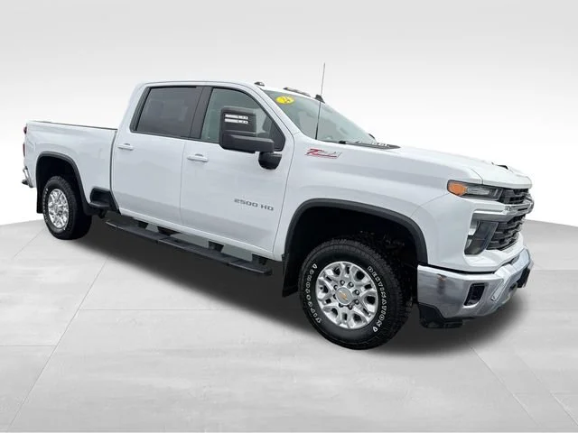 Used 2024 Summit White Chevrolet LT image 9