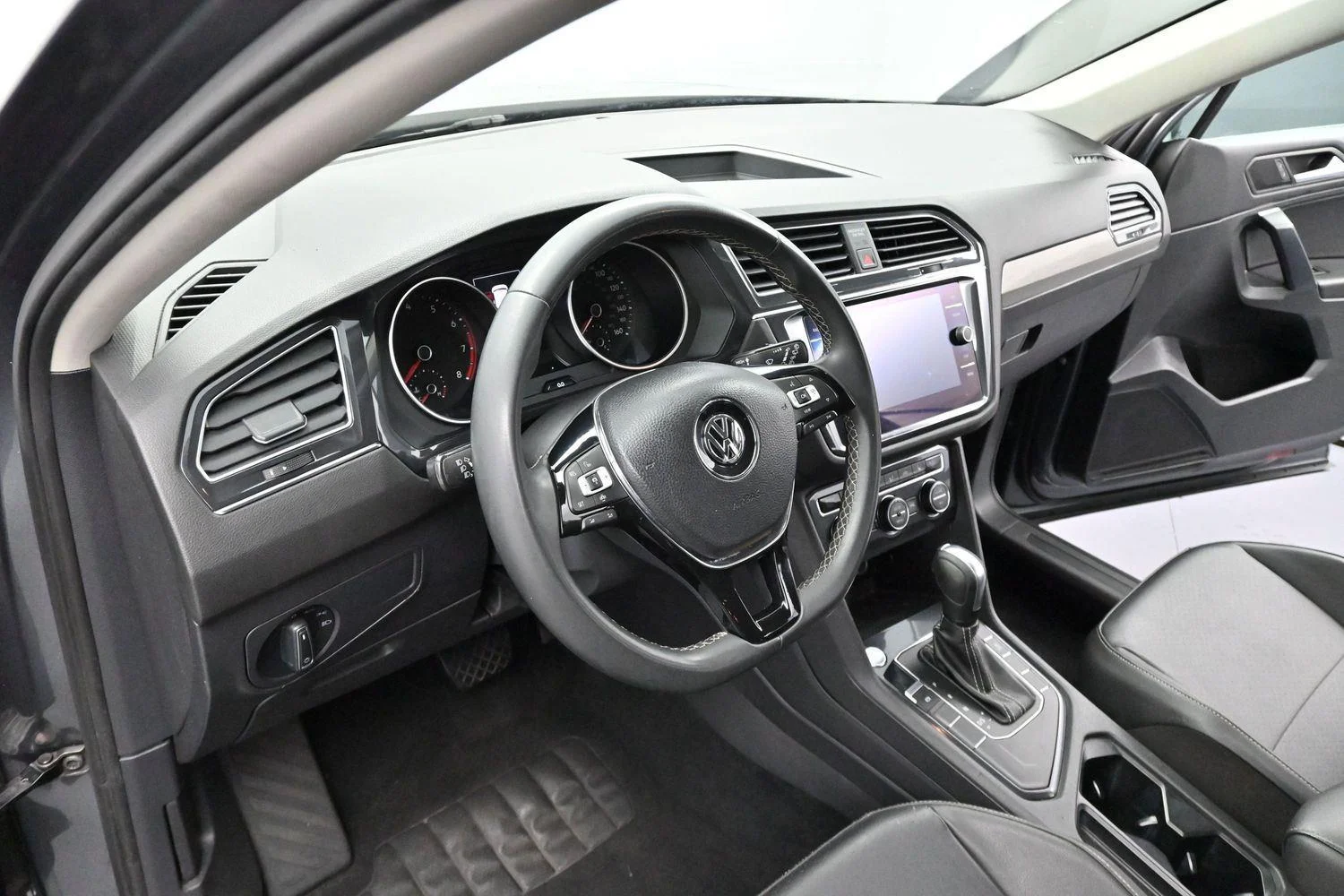 Used 2021 Platinum Gray Metallic Volkswagen SE image 13