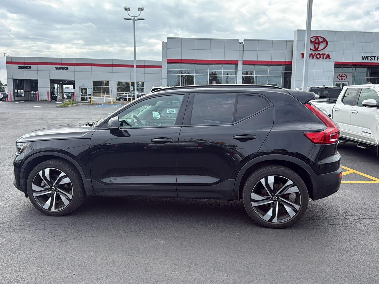 Used 2024 Onyx Black Metallic Volvo Plus Dark Theme image 6