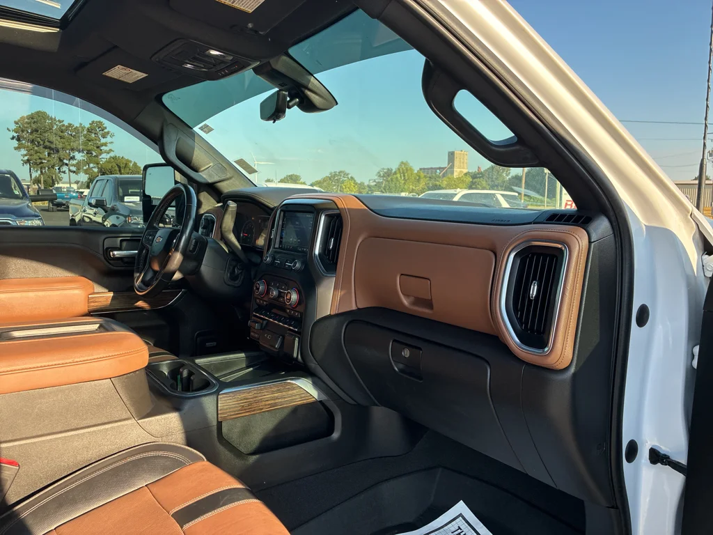 Used 2022 Iridescent Pearl Tricoat Chevrolet High Country image 13