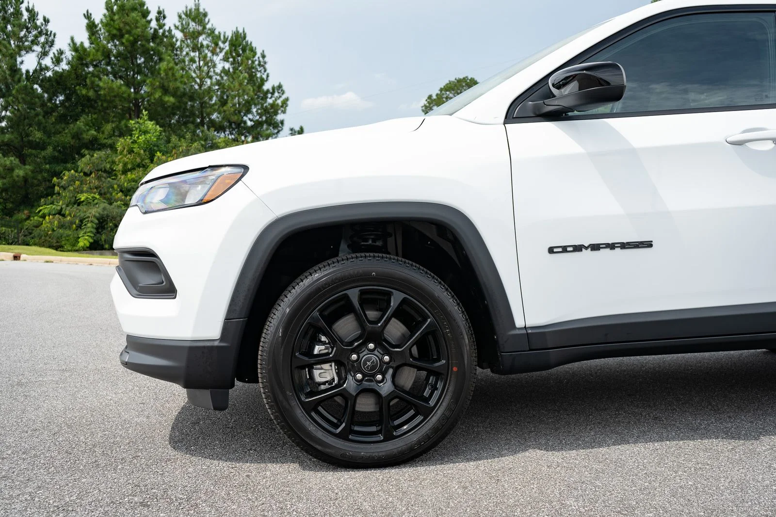 New 2026 Bright White Clear-Coat Exterior Paint Jeep Latitude image 4
