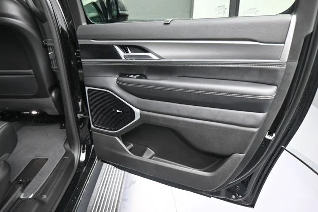 New 2026 High Gloss Black Exterior Paint Jeep Limited Reserve image 26