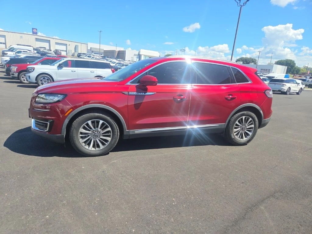Used 2019 Red Lincoln Select image 4