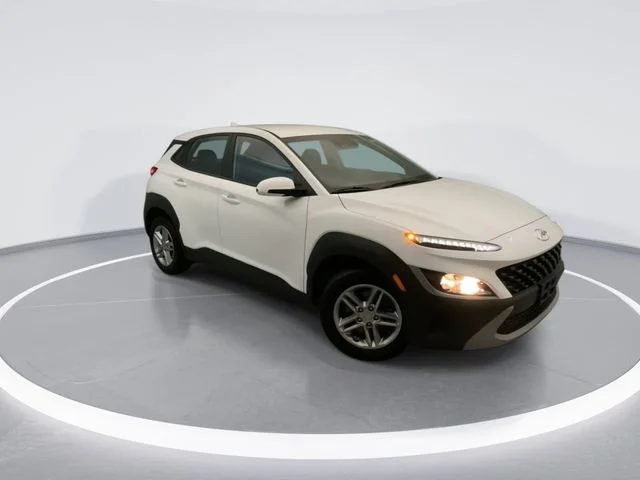 Used 2023 White Hyundai SE image 6
