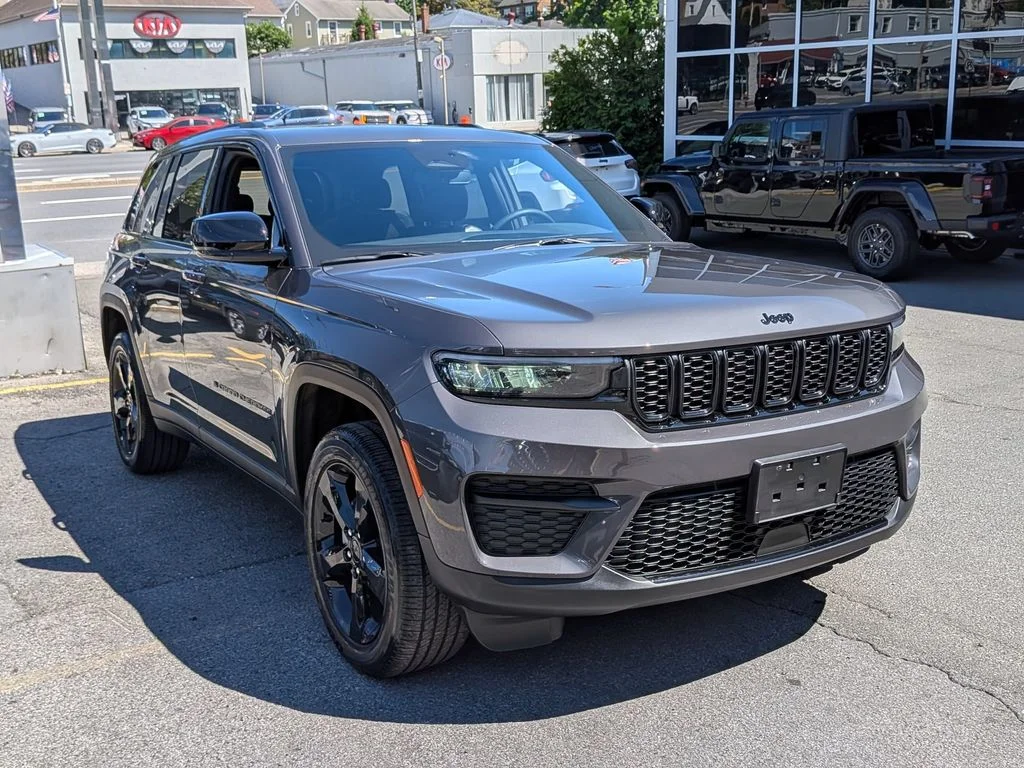 Used 2023 Gray Jeep Altitude X image 4