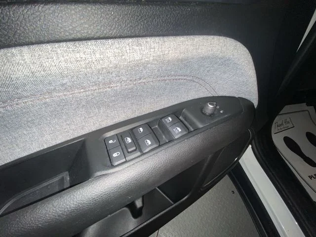 Used 2022 White Jeep Latitude Lux image 13