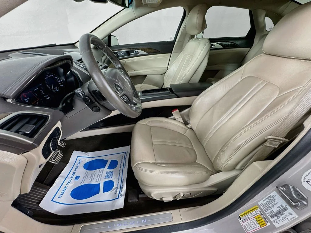 Used 2019 Pearl Metallic Lincoln Reserve image 25