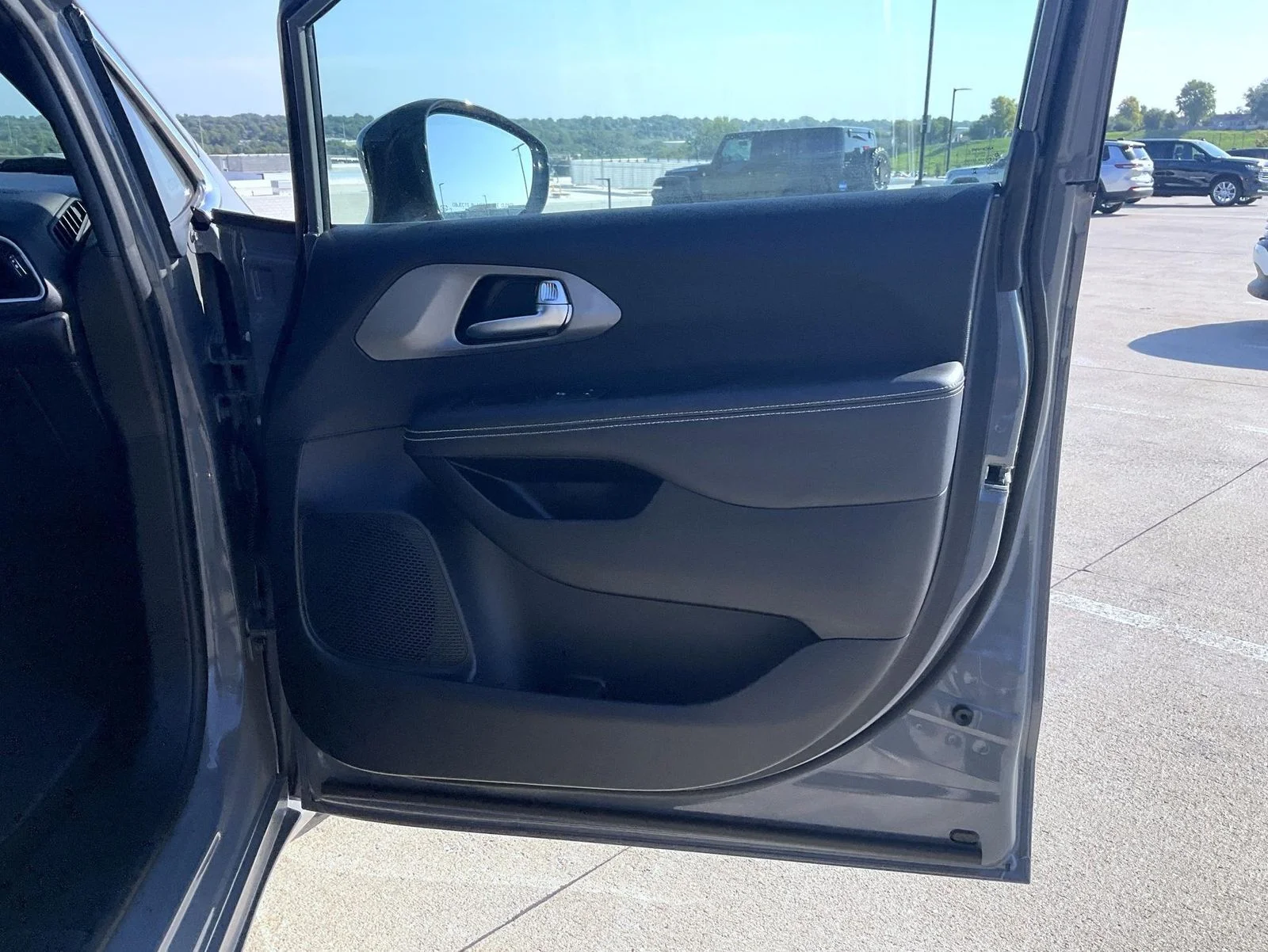 Used 2025 White Chrysler Select image 17
