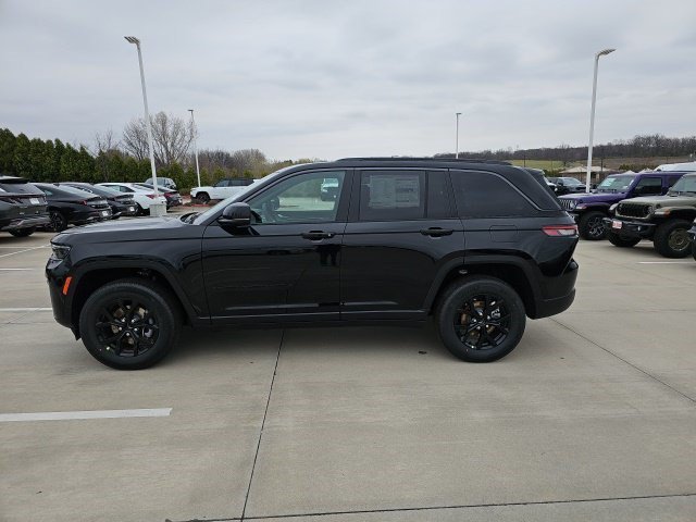 New 2026 Diamond Black Crystal Pearlcoat Jeep Laredo Altitude image 2