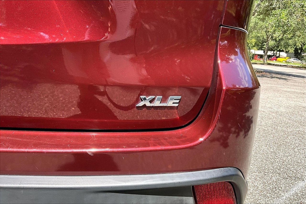 Used 2016 Red Toyota XLE V6 image 21