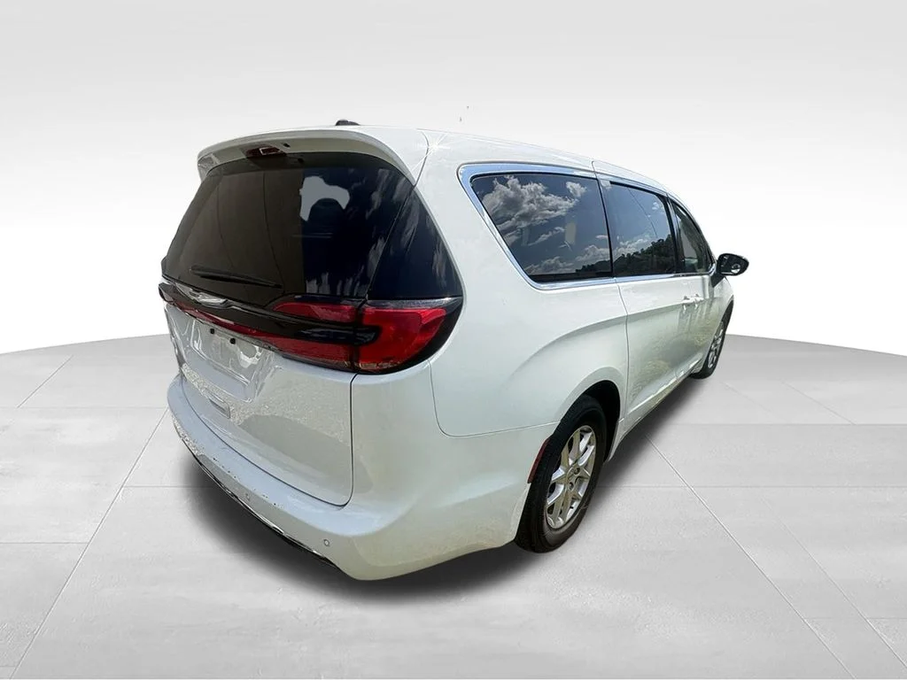 Used 2025 White/off-white Chrysler Select image 6