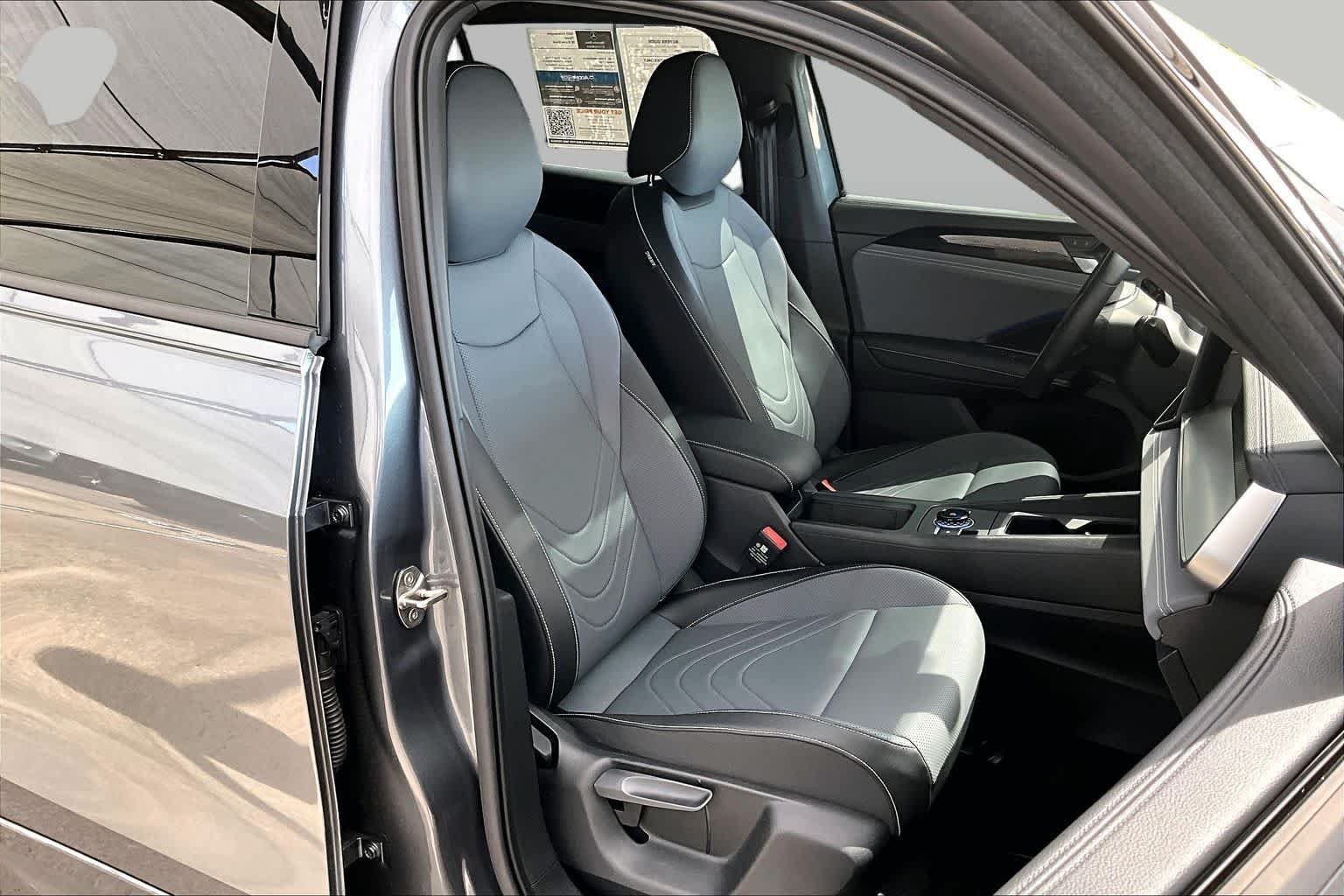 Used 2025 Platinum Gray Metallic Volkswagen SE R-Line Black image 9