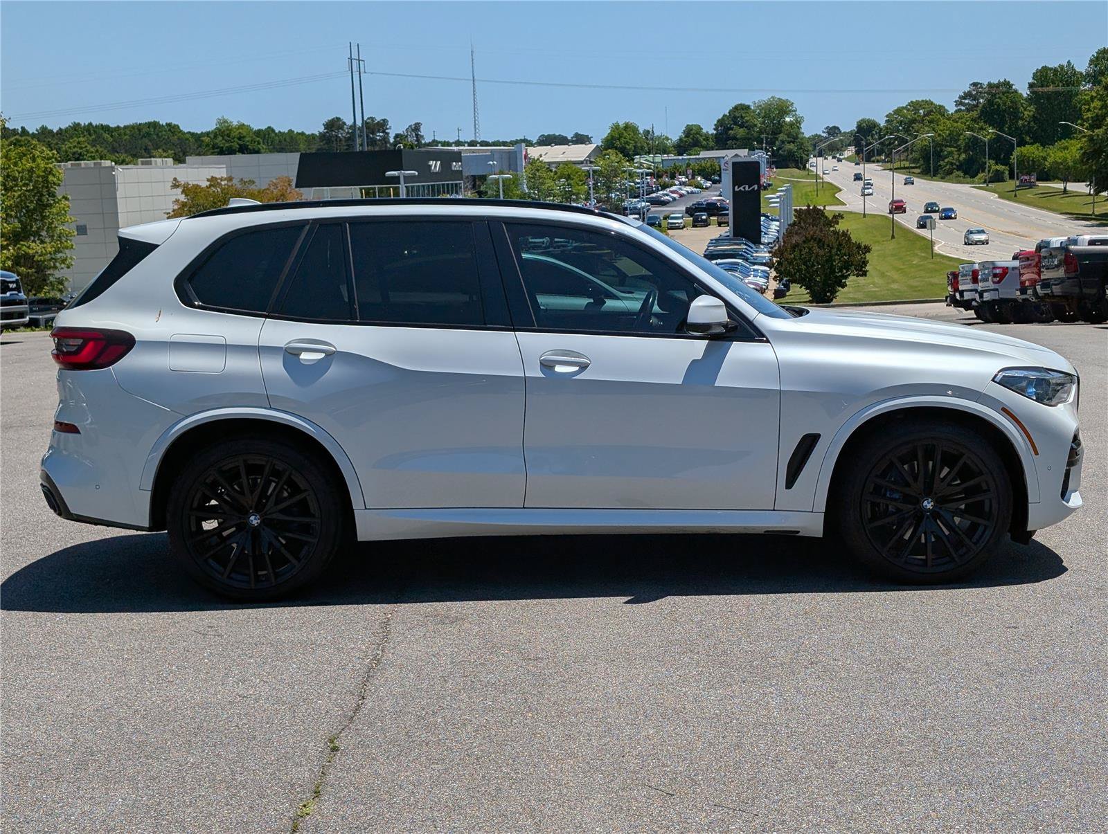 Used 2022 Mineral White Metallic BMW xDrive40i image 7