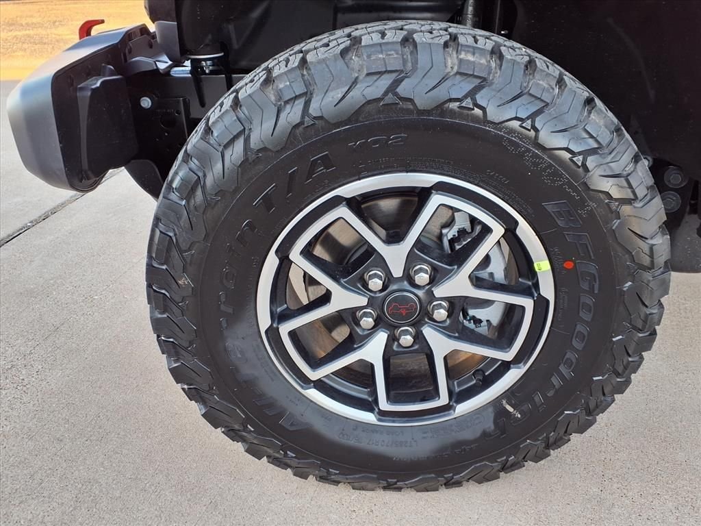 New 2026 Granite Crystal Metallic Clear-Coat Exterior Paint Jeep Rubicon image 9