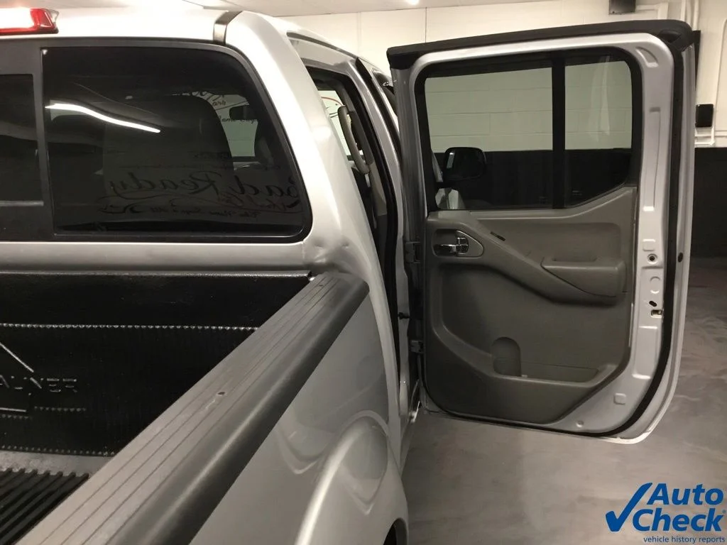 Used 2015 Silver Nissan SV image 33