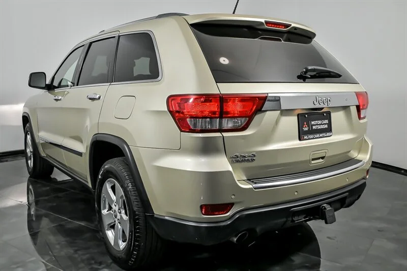 Used 2011 White Gold Clear Coat Jeep Limited image 7