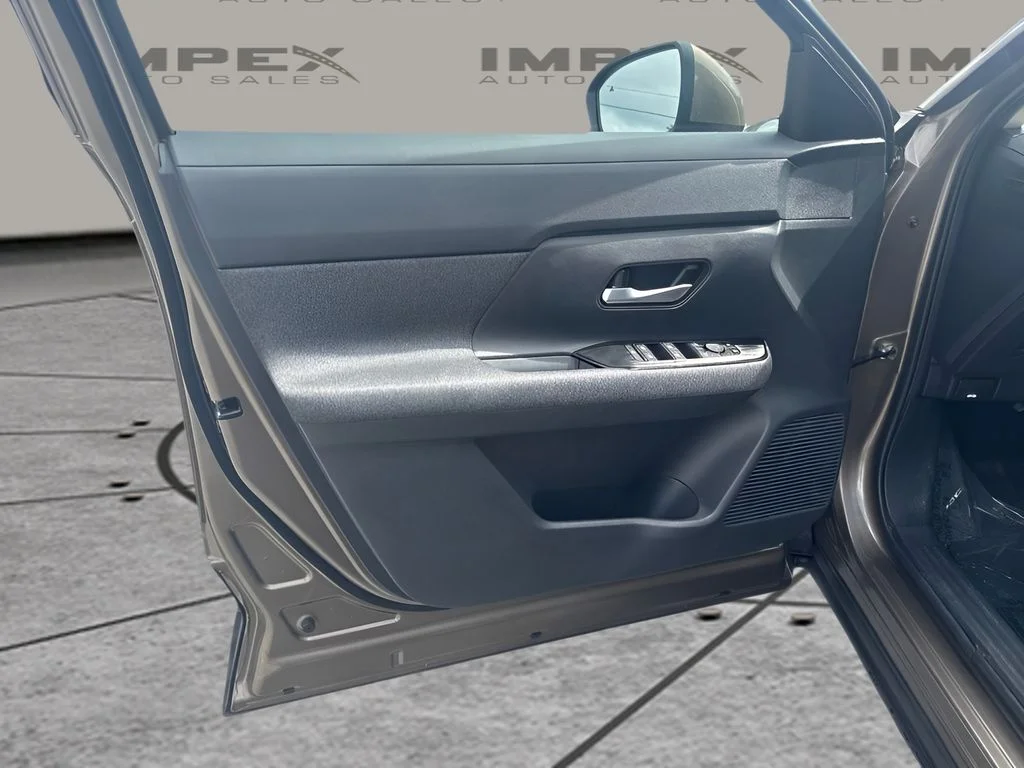 Used 2025 Brown Nissan SV image 16