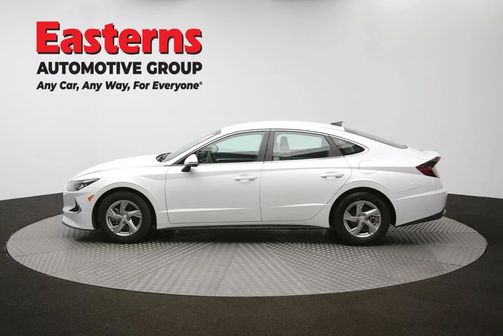 Used 2022 White Hyundai SE image 56