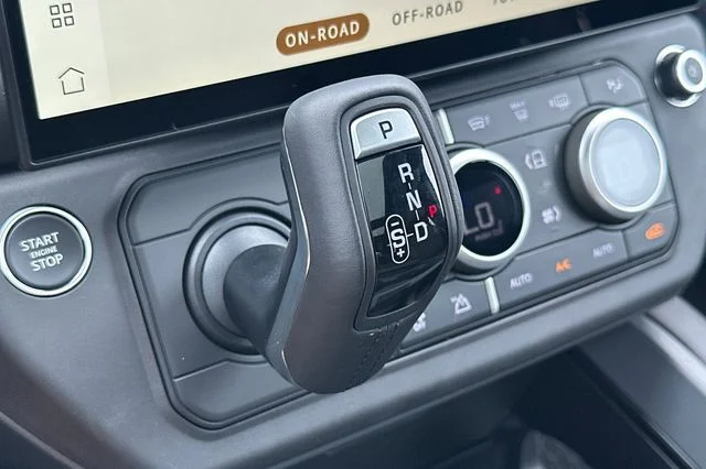 New 2026 Santorini Black Land Rover X-Dynamic SE image 21