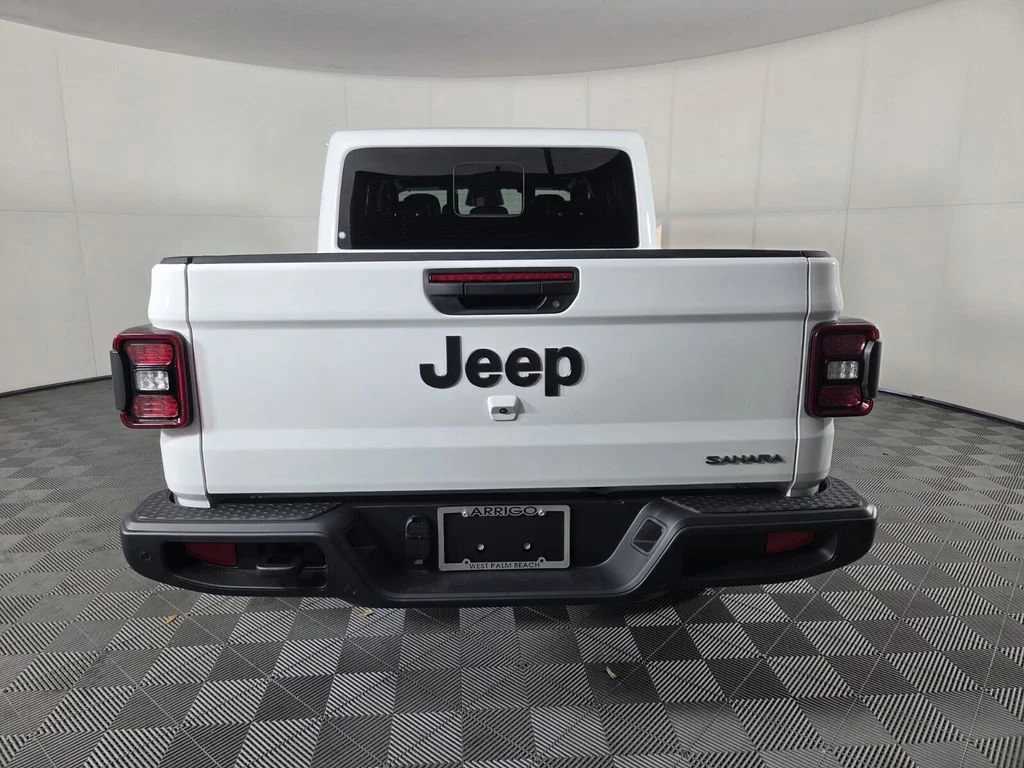 New 2026 Bright White Clear-Coat Exterior Paint Jeep Sahara image 5