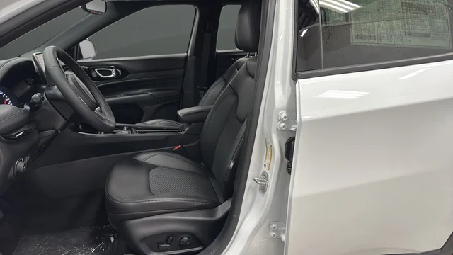 New 2026 Bright White Clear-Coat Exterior Paint Jeep Latitude image 9